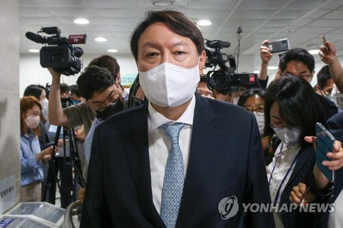 전날 대선출마 선언을 한 윤석열 전 검찰총장이 지난달 30일 오전 서울 여의도 국회 소통관 기자실을 찾아 기자들과 인사를 한 뒤 질문을 받고 있는 모습. 연합뉴스